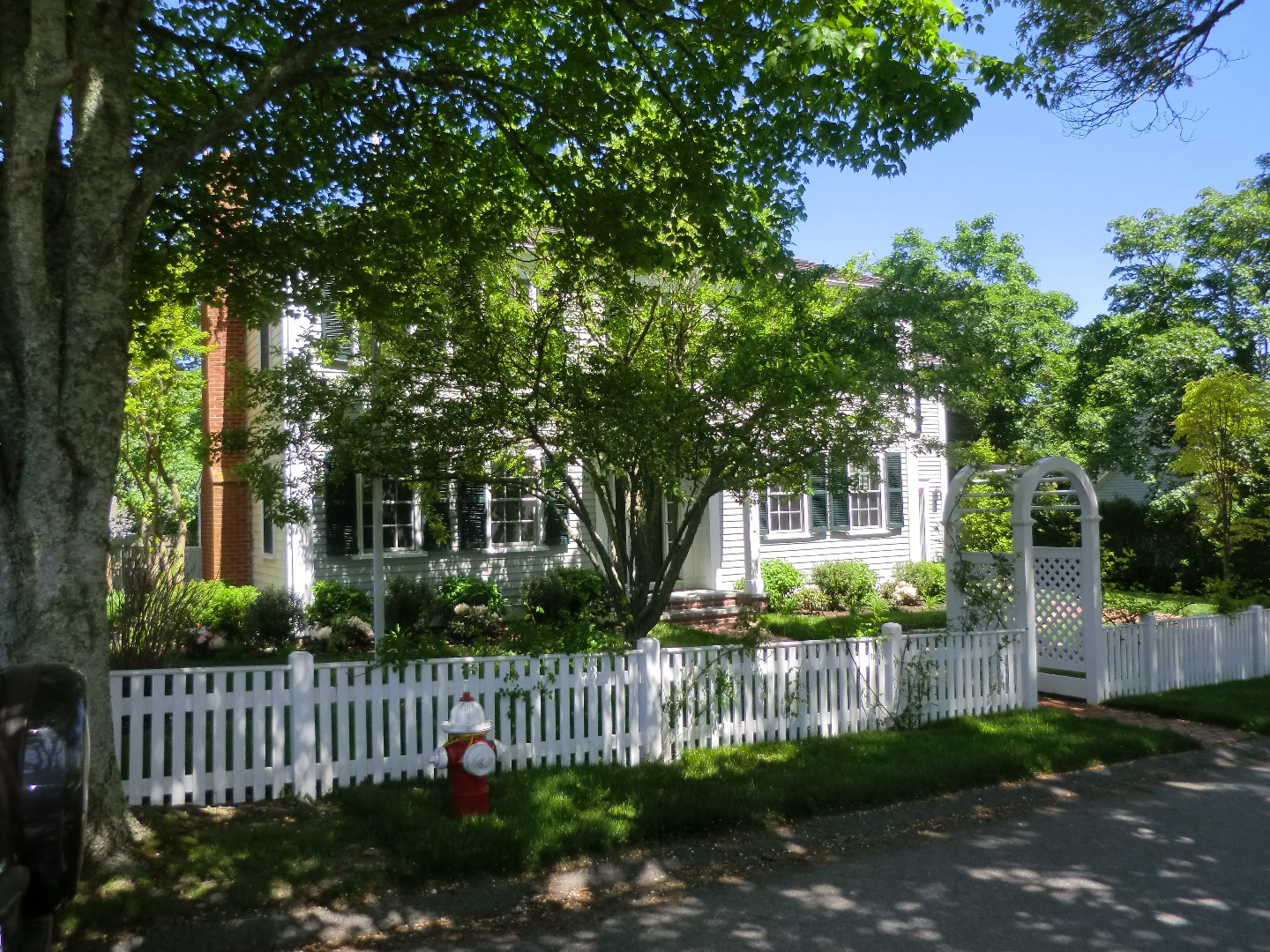 114 South Summer Street Edgartown, MA 02539 - Photo 5 of 102 a front view of a house with a garden