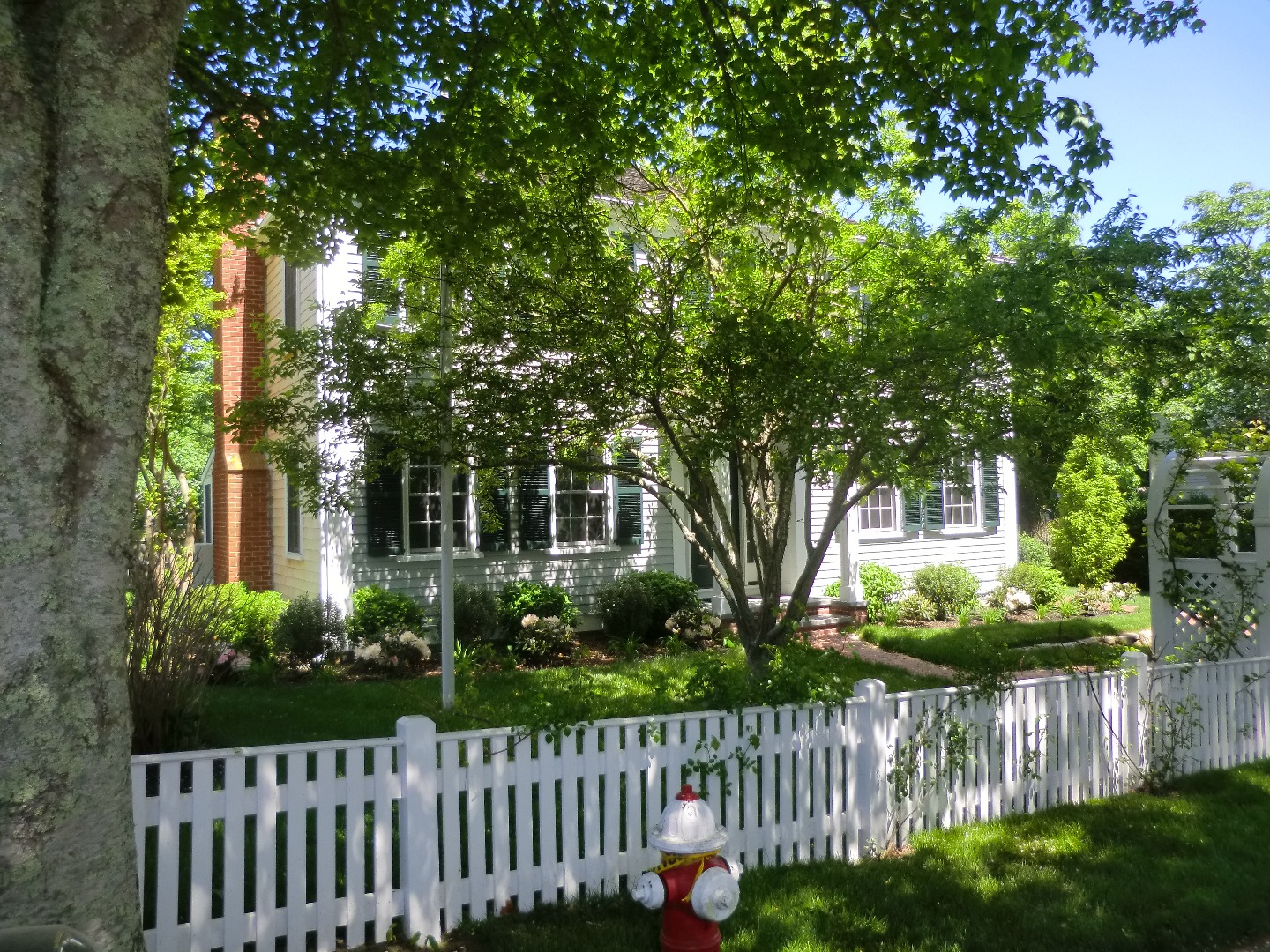 114 South Summer Street Edgartown, MA 02539 - Photo 96 of 102 a front view of a house with a garden