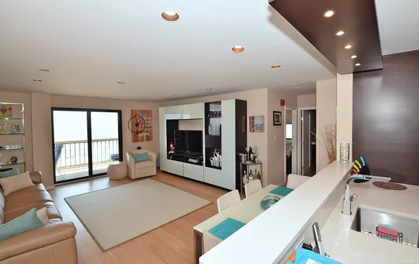 $3,600 | 360 Shore Road, Unit 5E, Long Beach, NY 11561