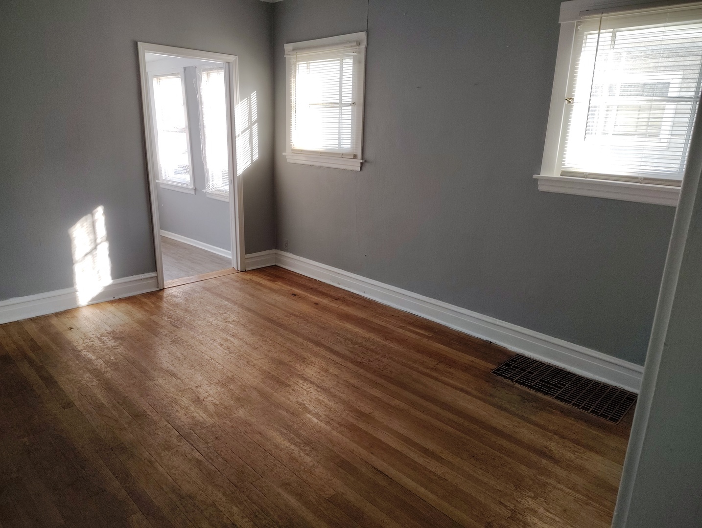 5541 West Grace Street Chicago, IL 60641 - Photo 4 of 26