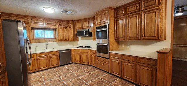 $3,200 | 616 Cannan Drive, Angleton, TX 77515