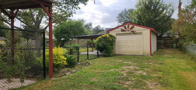 $3,200 | 616 Cannan Drive, Angleton, TX 77515