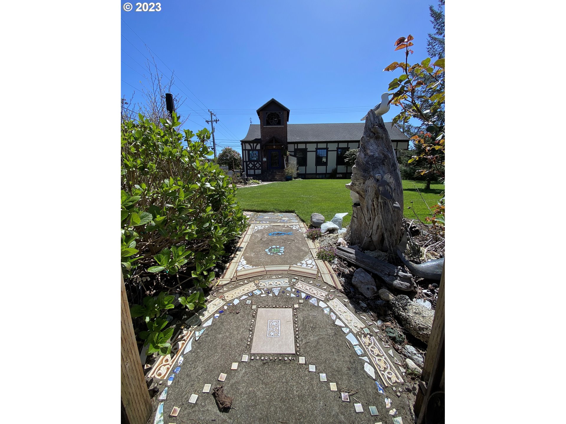 174 North 20th Street Reedsport, OR 97467 - Photo 41 of 43 a view of a yard with plants and a fountain