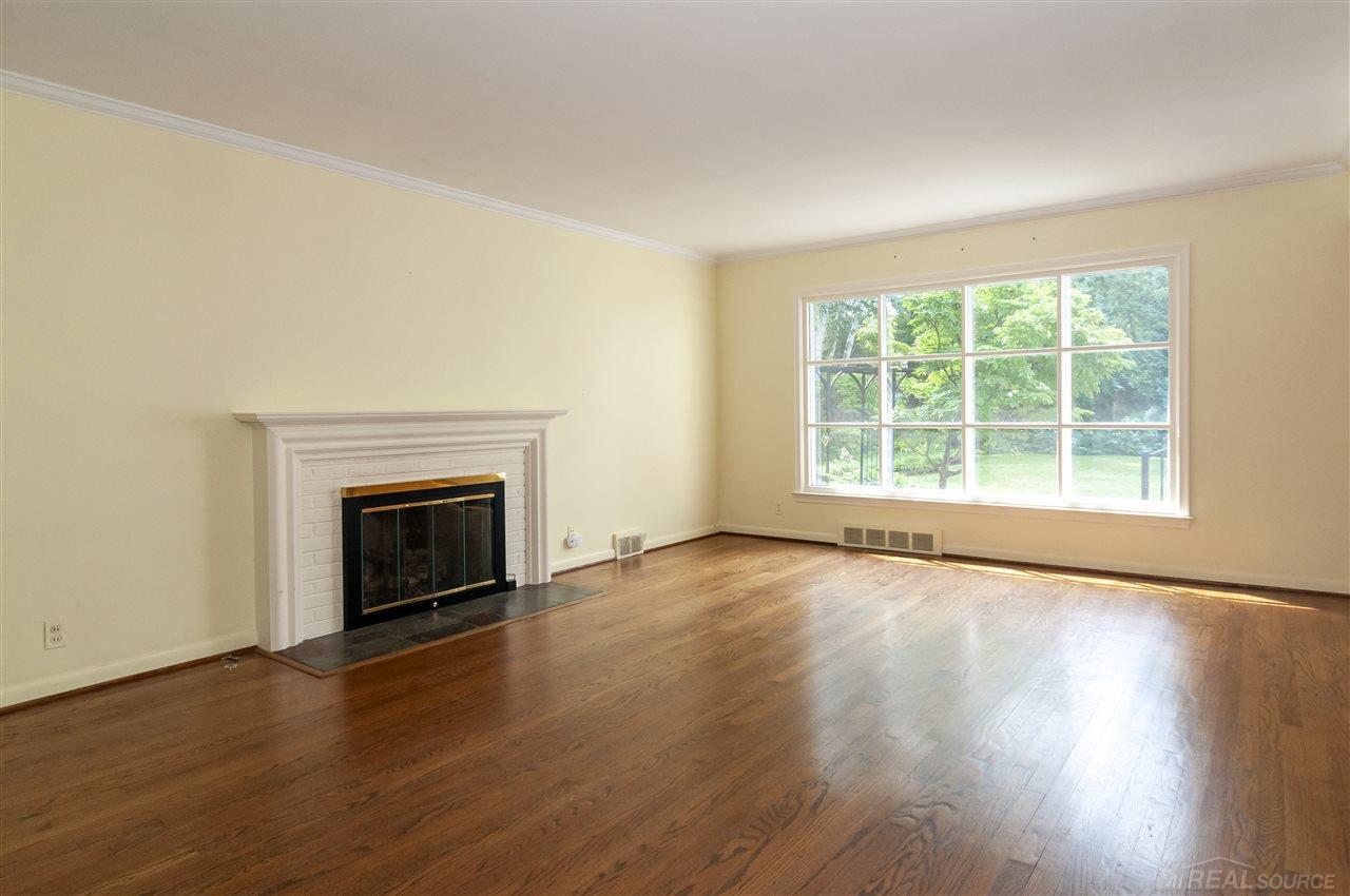 311 Lothrop Road Grosse Pointe, MI 48236 - Photo 4 of 41 50023070-3.JPG