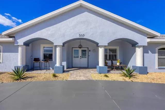 a view of livingroom with furniture