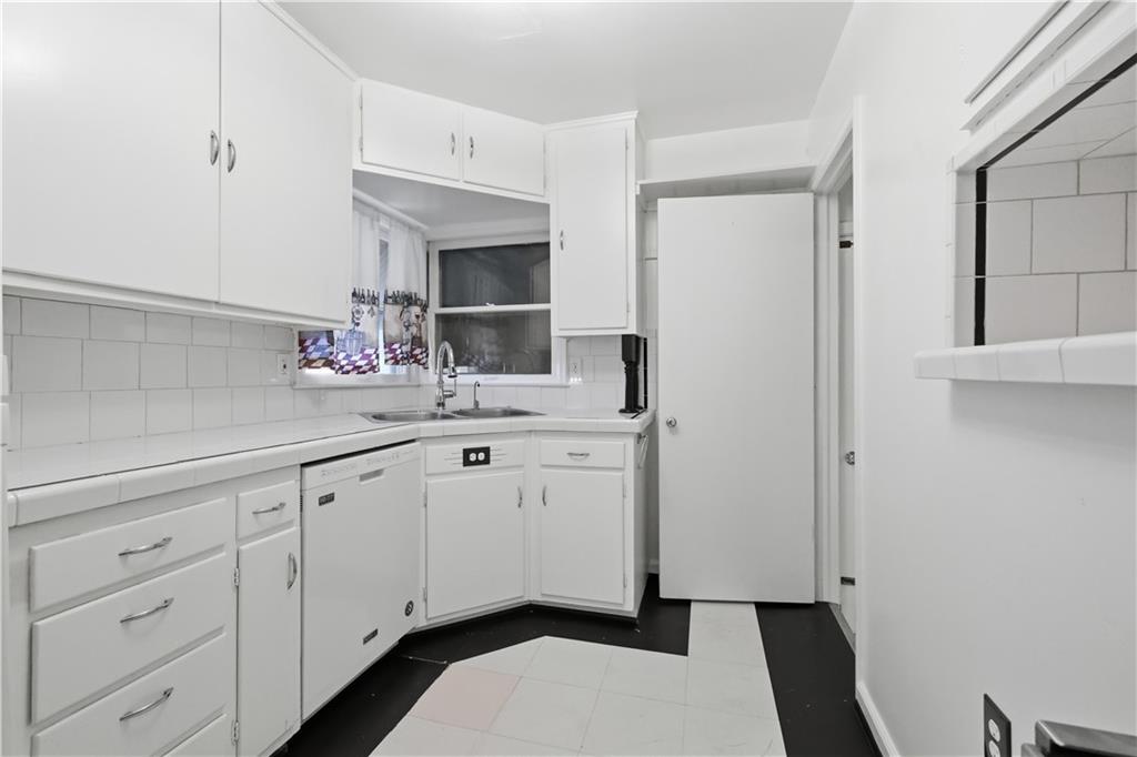 8816 Daniel Boone Road Kansas City, MO 64114 - Photo 9 of 28