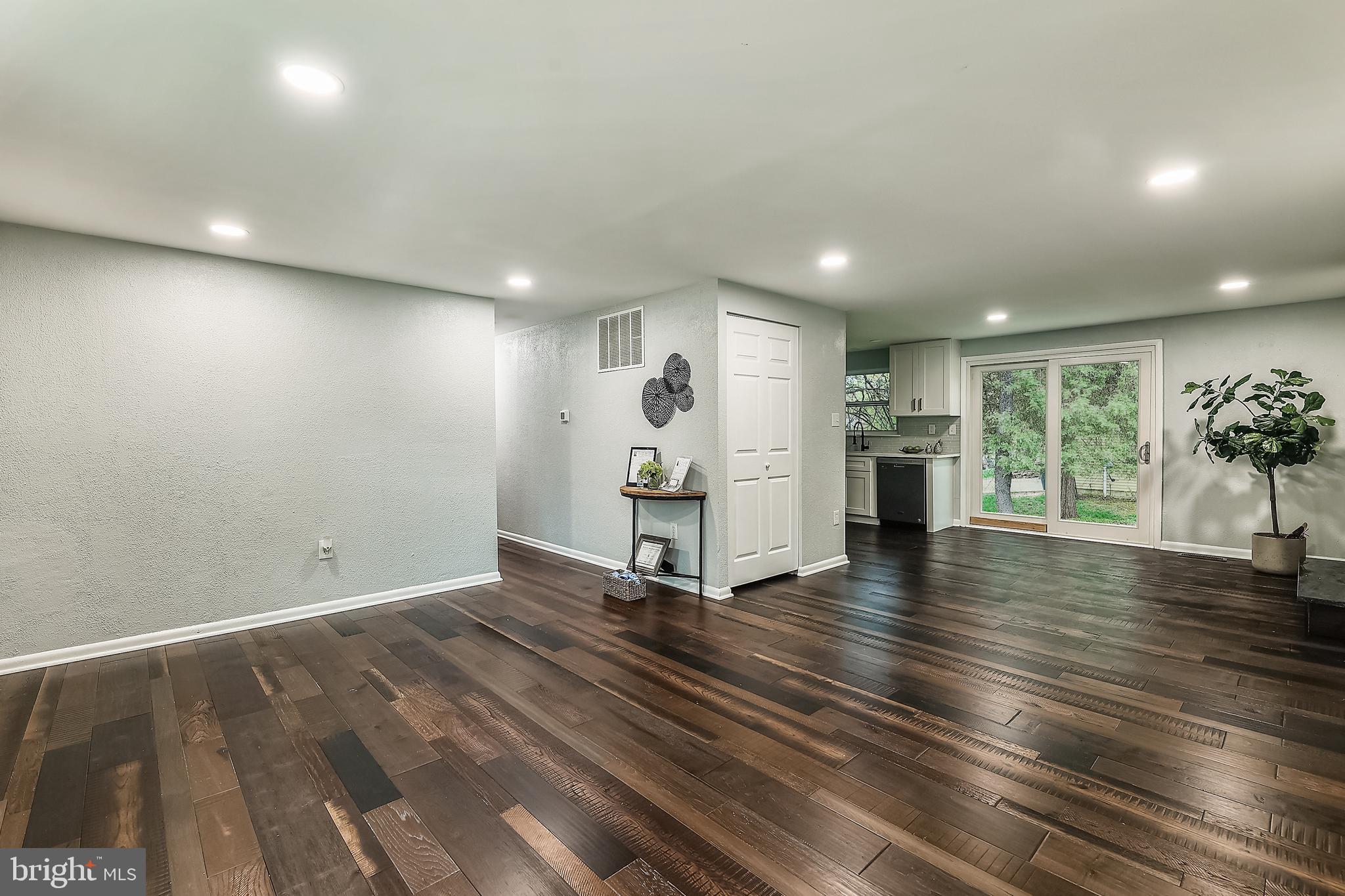 3303 Heidi Lane Springdale, MD 20721 - Photo 11 of 20 Living Room