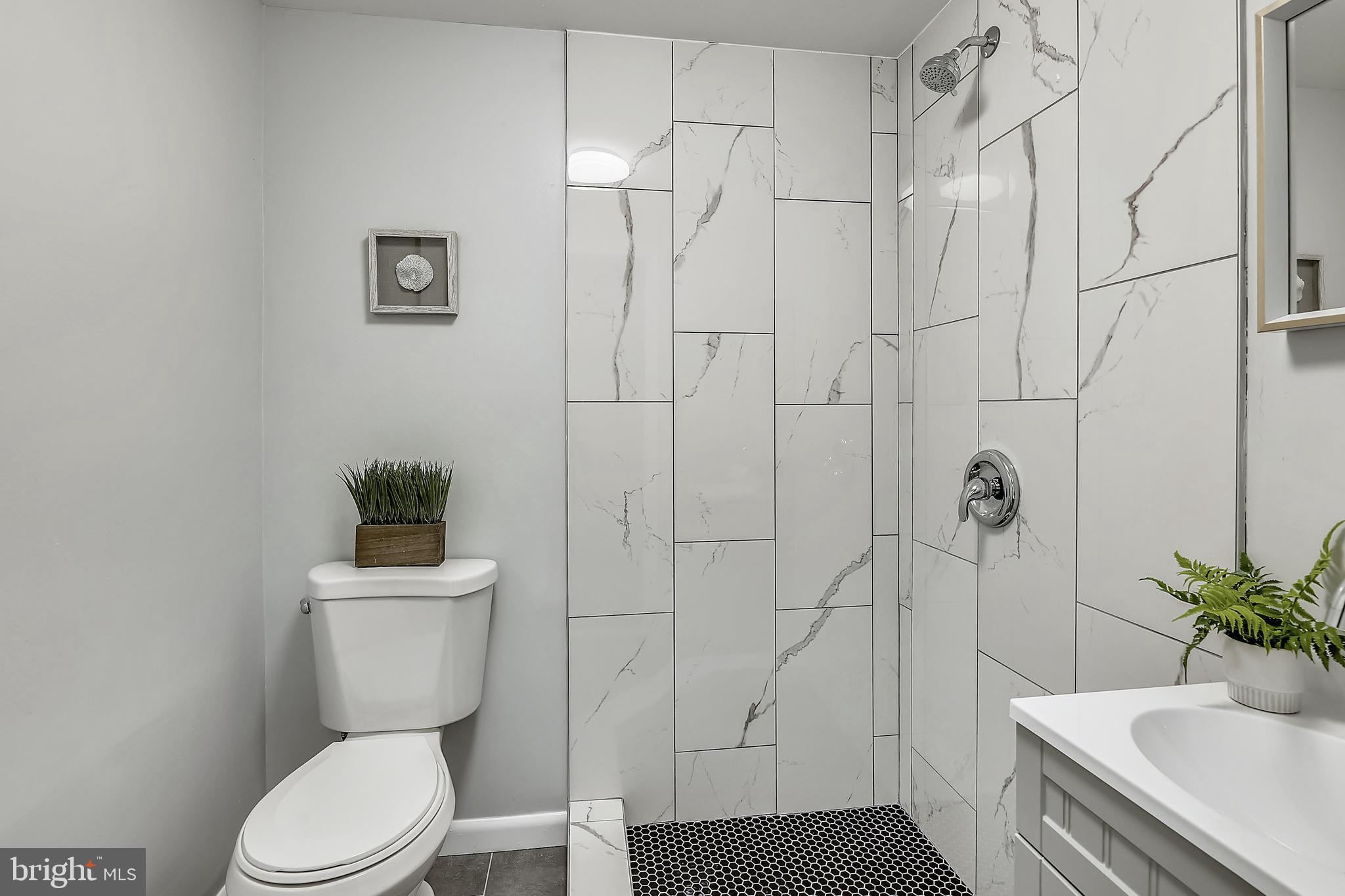 3303 Heidi Lane Springdale, MD 20721 - Photo 17 of 20 Primary Bath