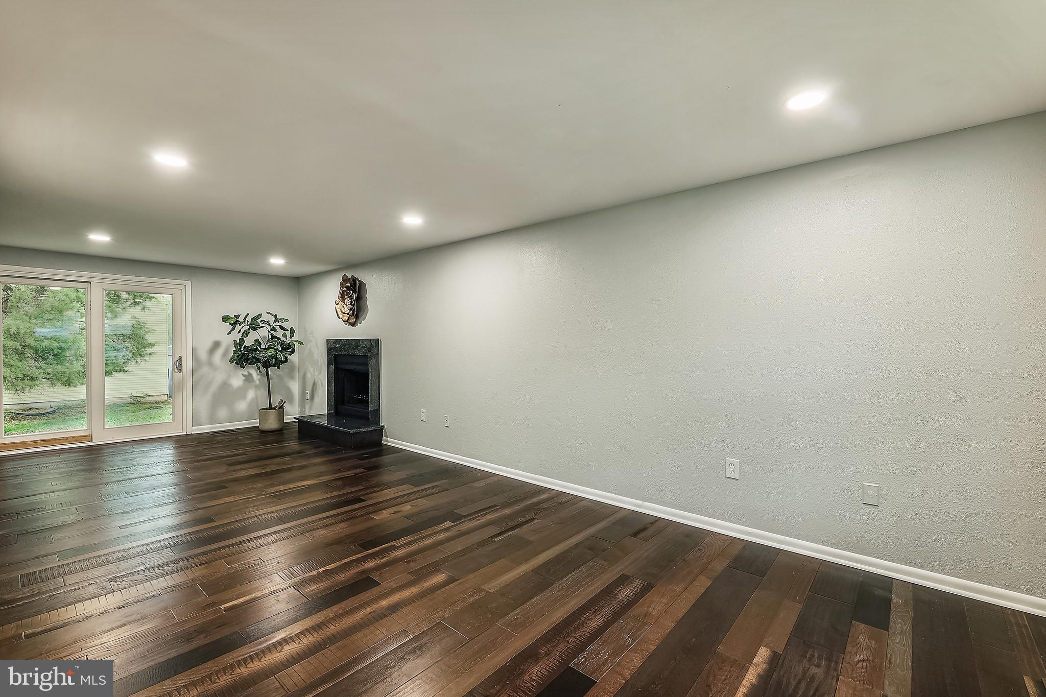 3303 Heidi Lane Springdale, MD 20721 - Photo 10 of 20 Living Room