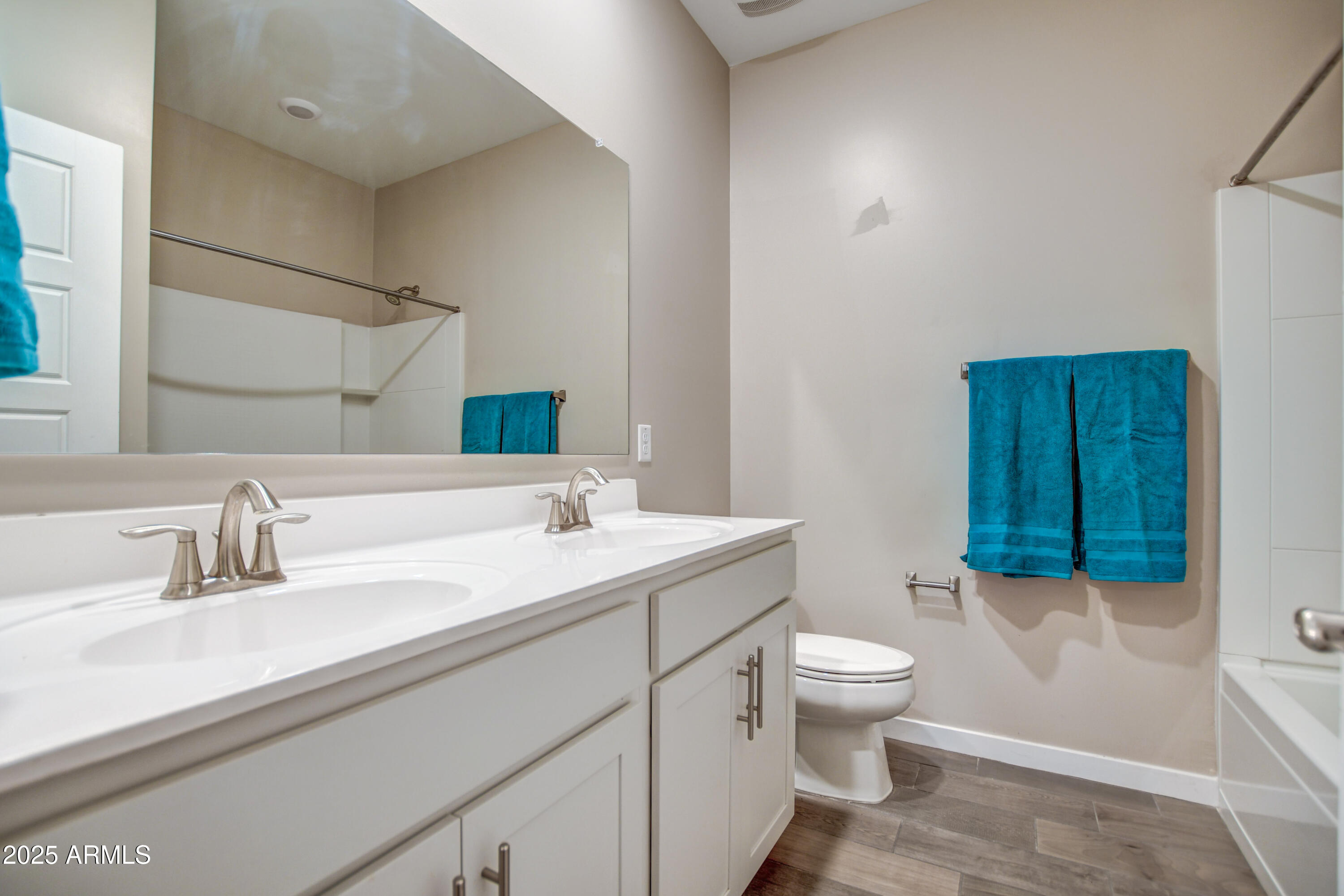 2241 West Griswold Road Phoenix, AZ 85021 - Photo 15 of 23 a bathroom with a toilet a sink a tub and mirror