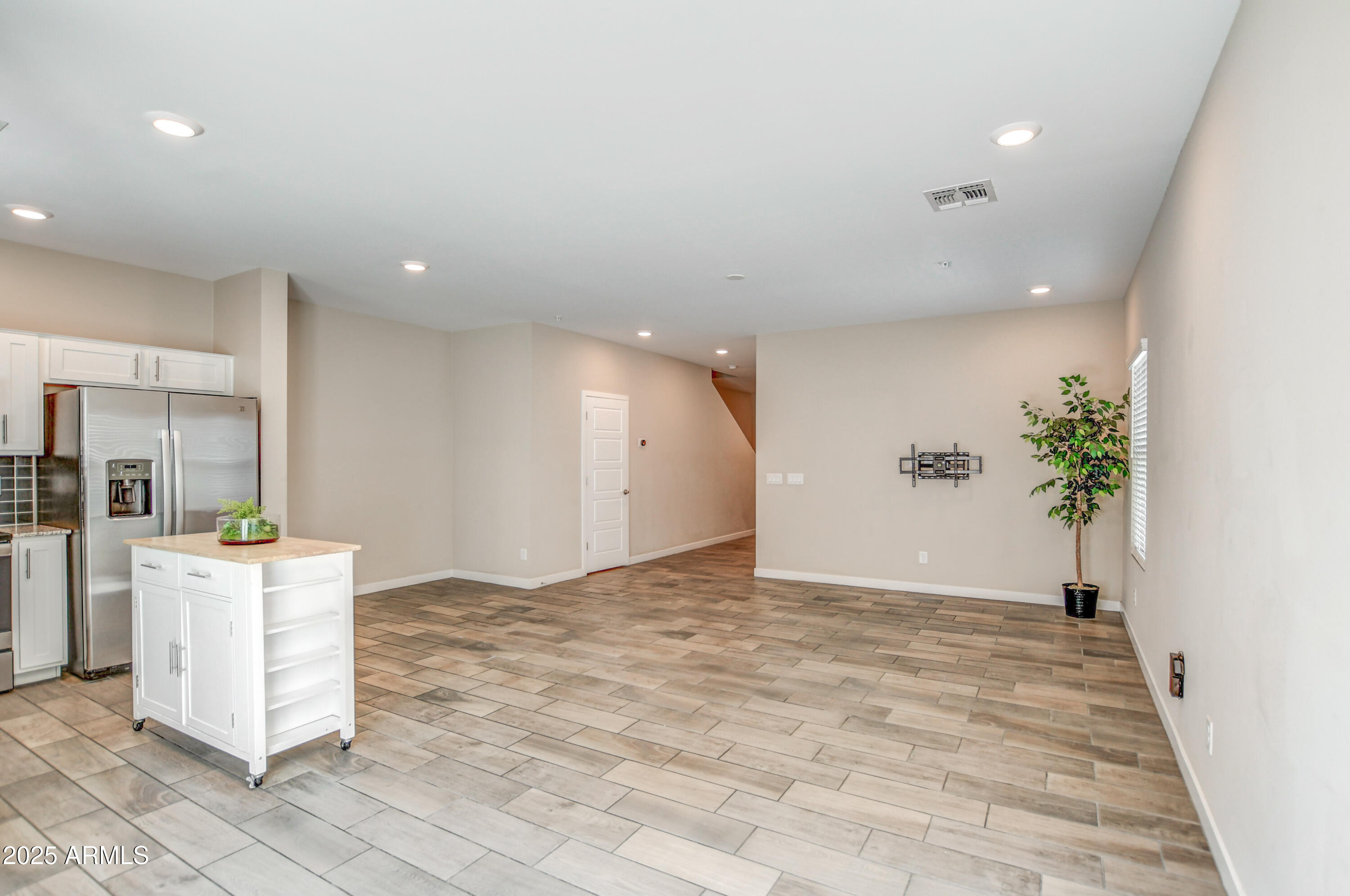 2241 West Griswold Road Phoenix, AZ 85021 - Photo 8 of 23 a view of an empty room