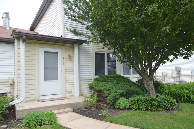 244 Inverrary Lane Deerfield, IL 60015 - Photo 1 of 17 a front view of a house with garden