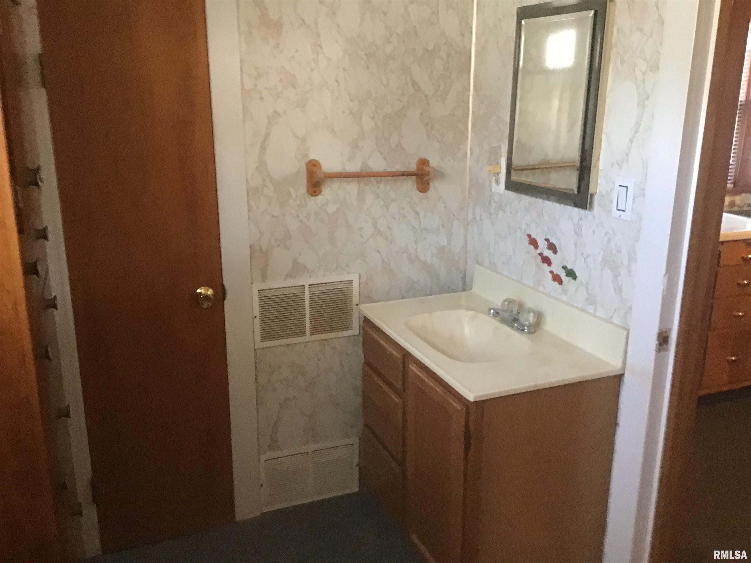 2367 Chancy Street Clinton, IA 52732 - Photo 9 of 10