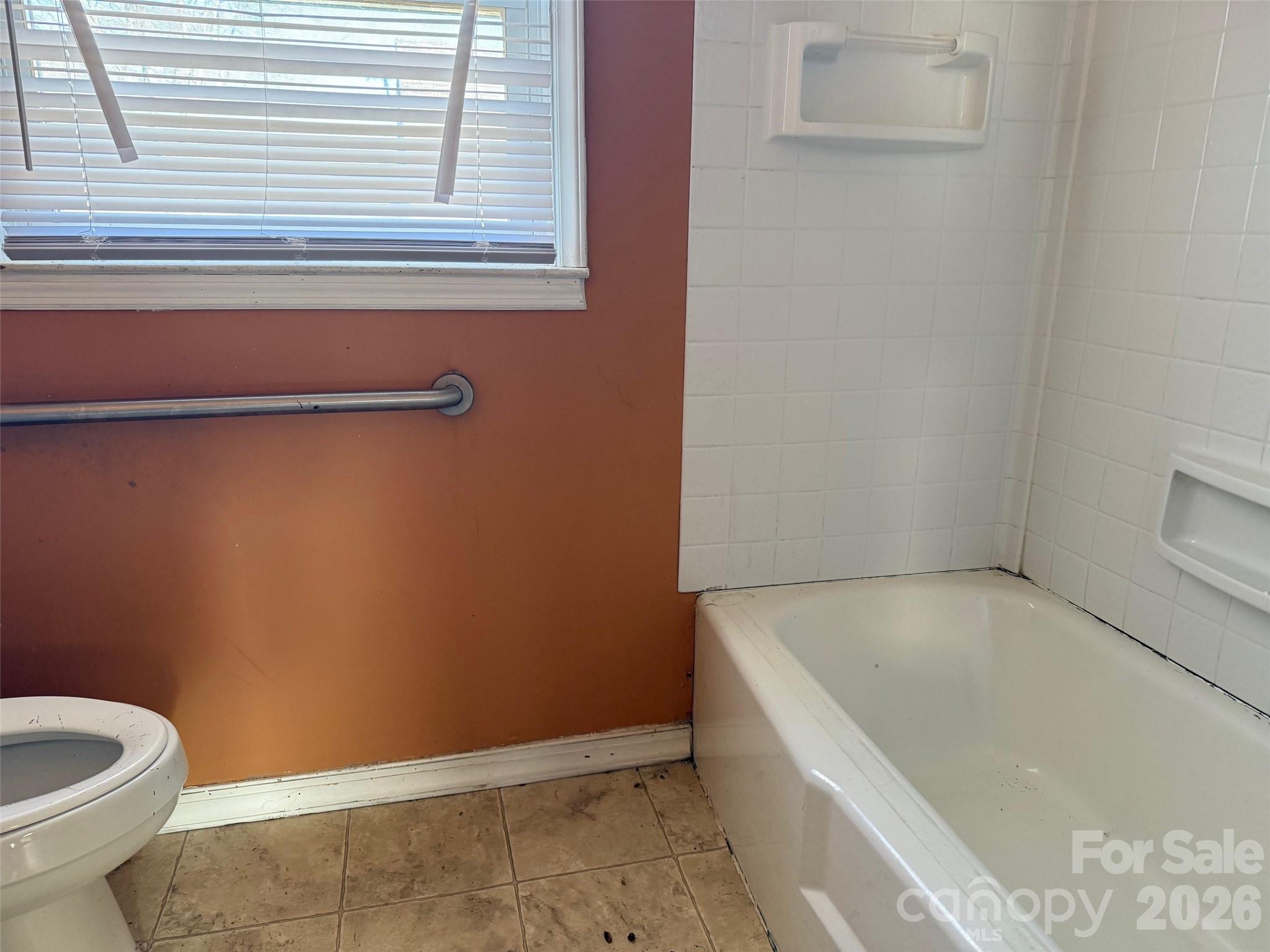 427 Clinton Avenue Lancaster, SC 29720 - Photo 3 of 7 a bathroom with a bathtub