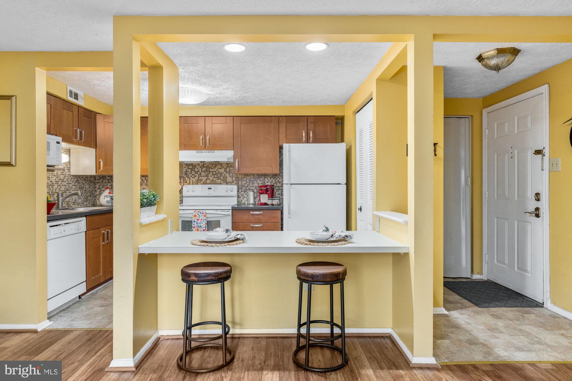 4420 Groombridge Way, Unit 4420E Alexandria, VA 22309 - Photo 12 of 39 Eat-in bar and prep space