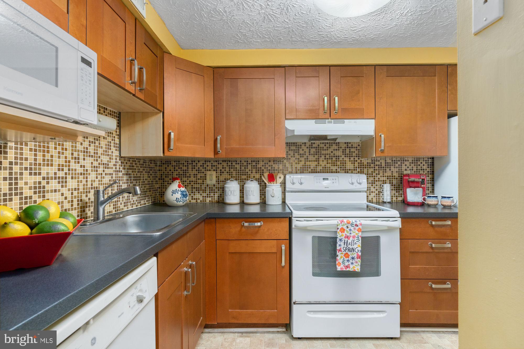 4420 Groombridge Way, Unit 4420E Alexandria, VA 22309 - Photo 14 of 39 Attractive cabinets and warranty on appliances!