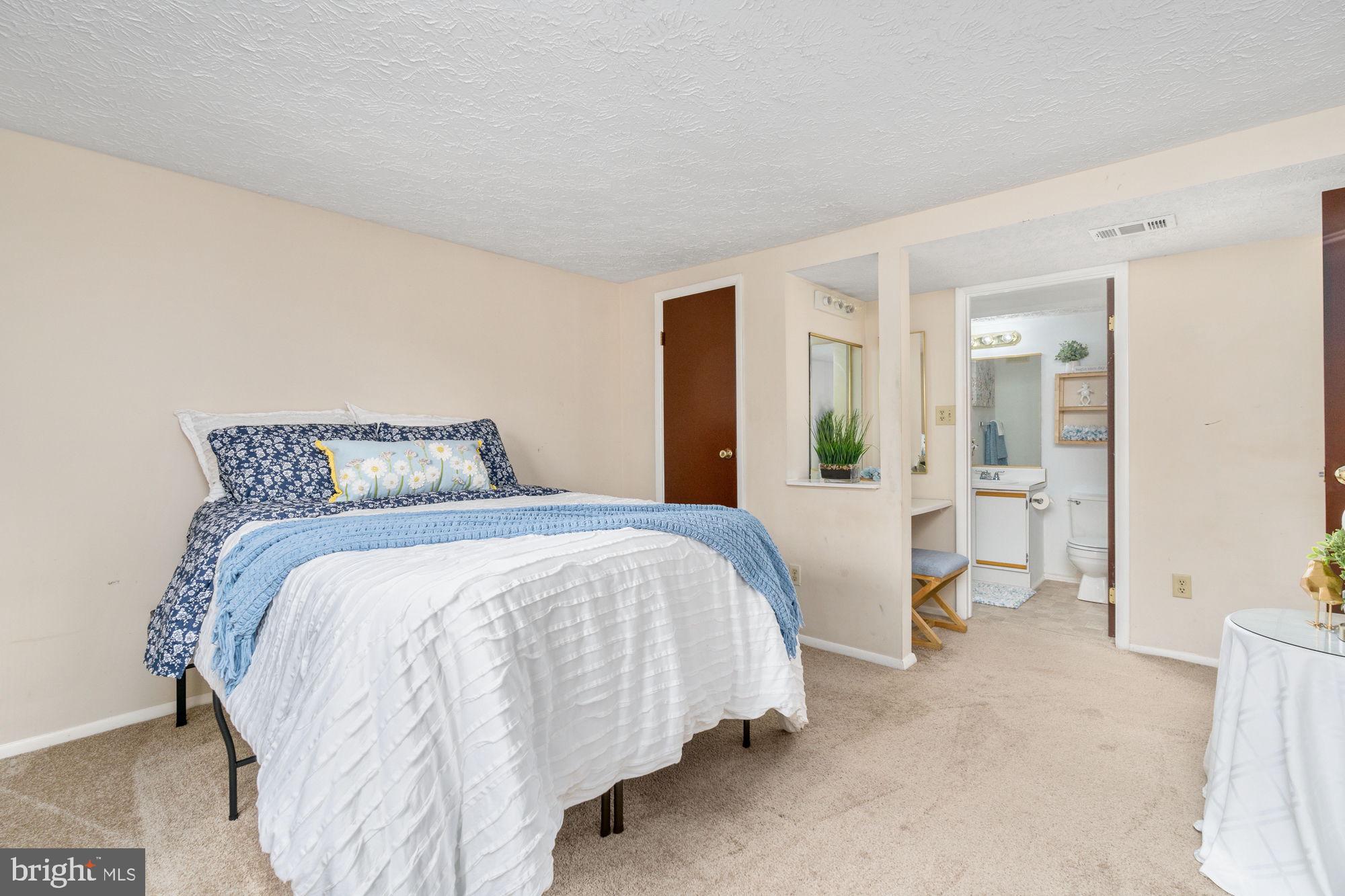 4420 Groombridge Way, Unit 4420E Alexandria, VA 22309 - Photo 24 of 39 Primary bedroom 12x14! Dressing vanity!