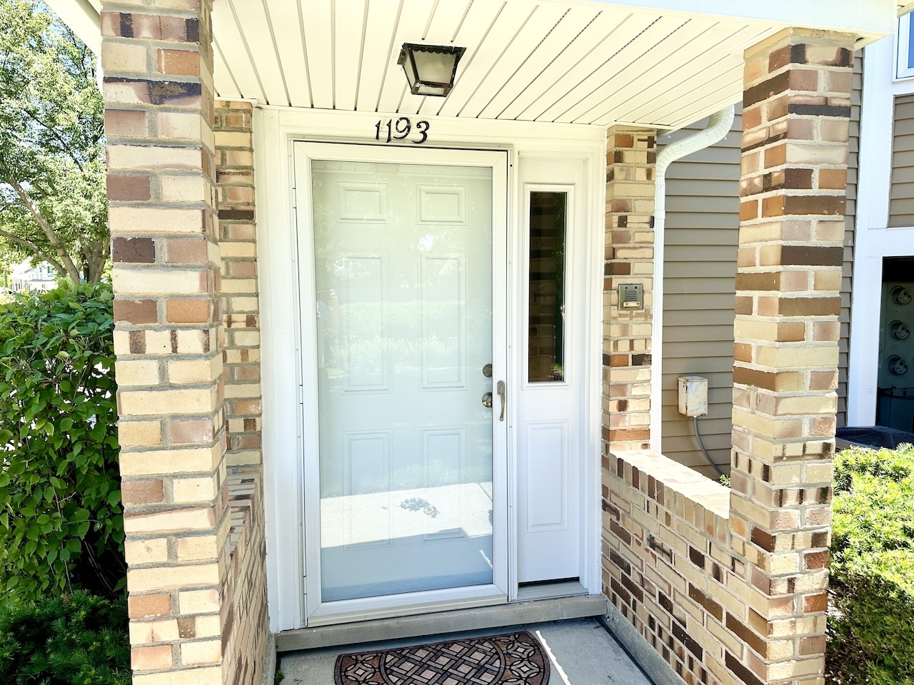 1193 Ranchview Court Buffalo Grove, IL 60089 - Photo 2 of 19 a bathroom with a shower
