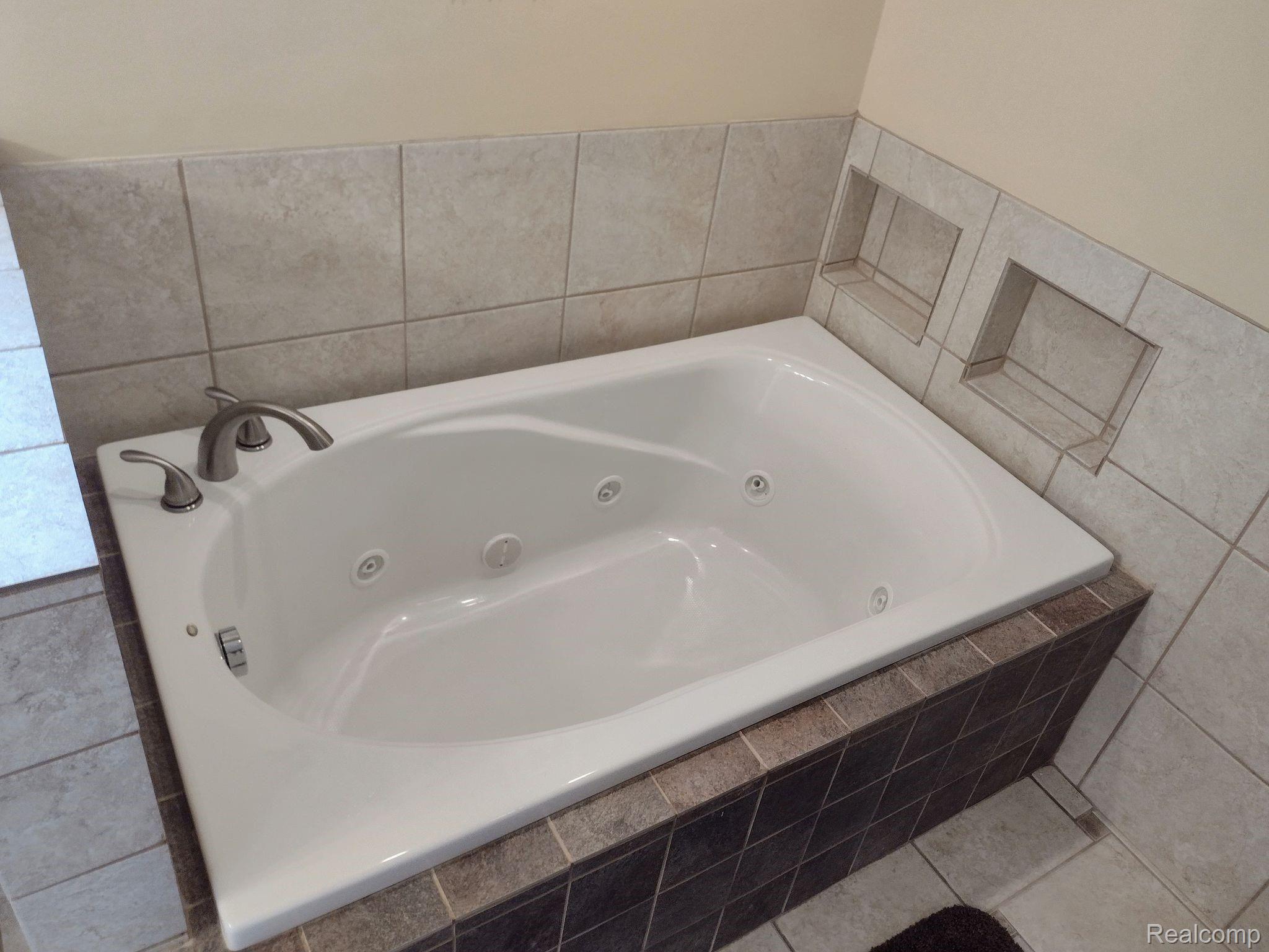 1200 Springview Drive Flushing, MI 48433 - Photo 5 of 24 5.jpg