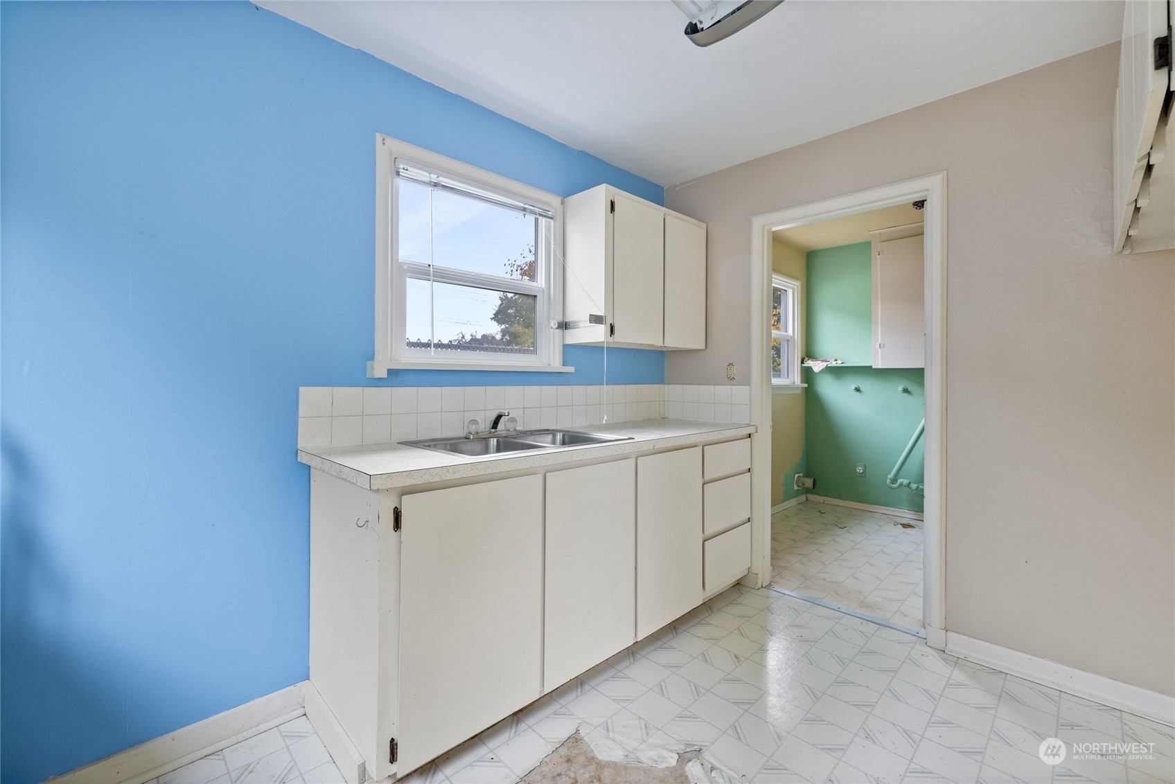 1136 Naval Avenue Bremerton, WA 98312 - Photo 19 of 34 a utility room with a sink washer and dryer