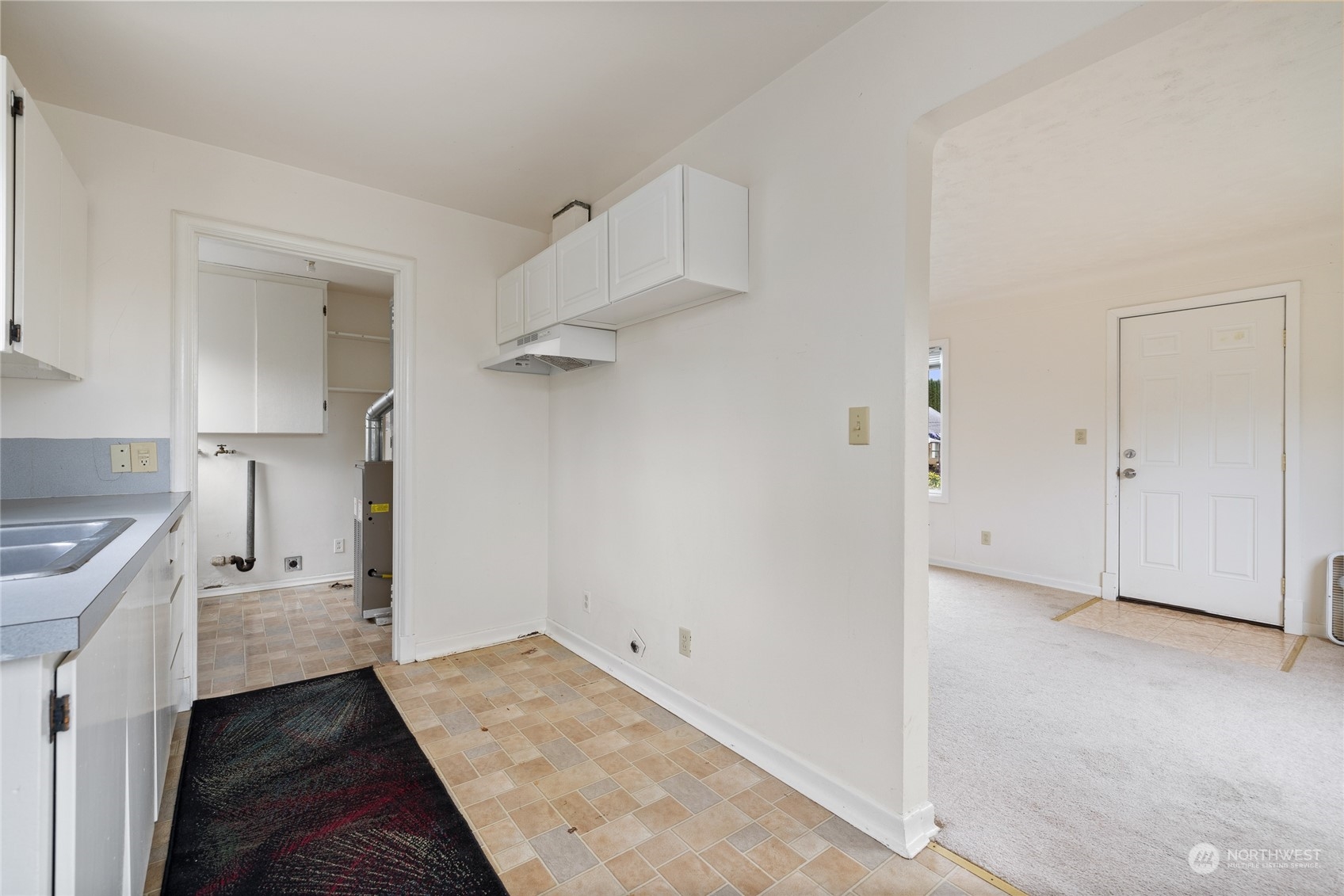 1136 Naval Avenue Bremerton, WA 98312 - Photo 6 of 34 an empty room with cabinet and mirrors