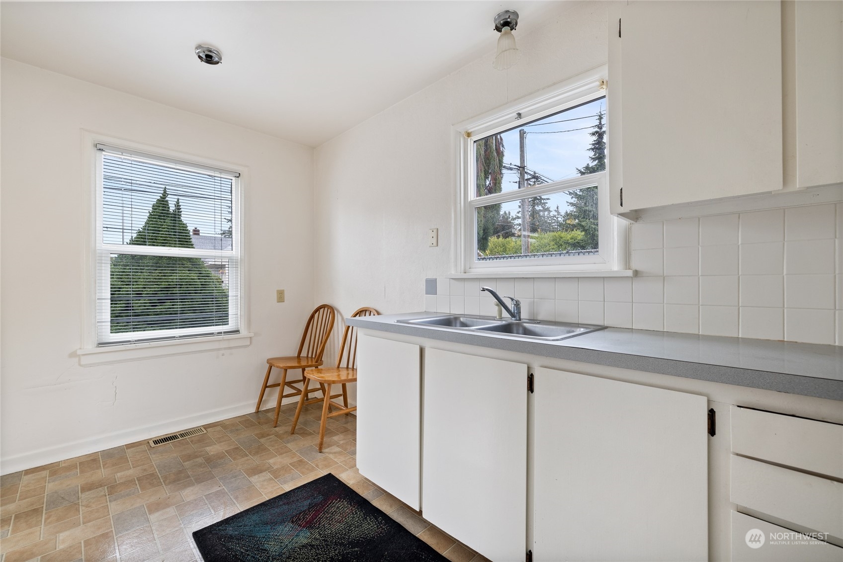 1136 Naval Avenue Bremerton, WA 98312 - Photo 7 of 34 a view of dining room and window