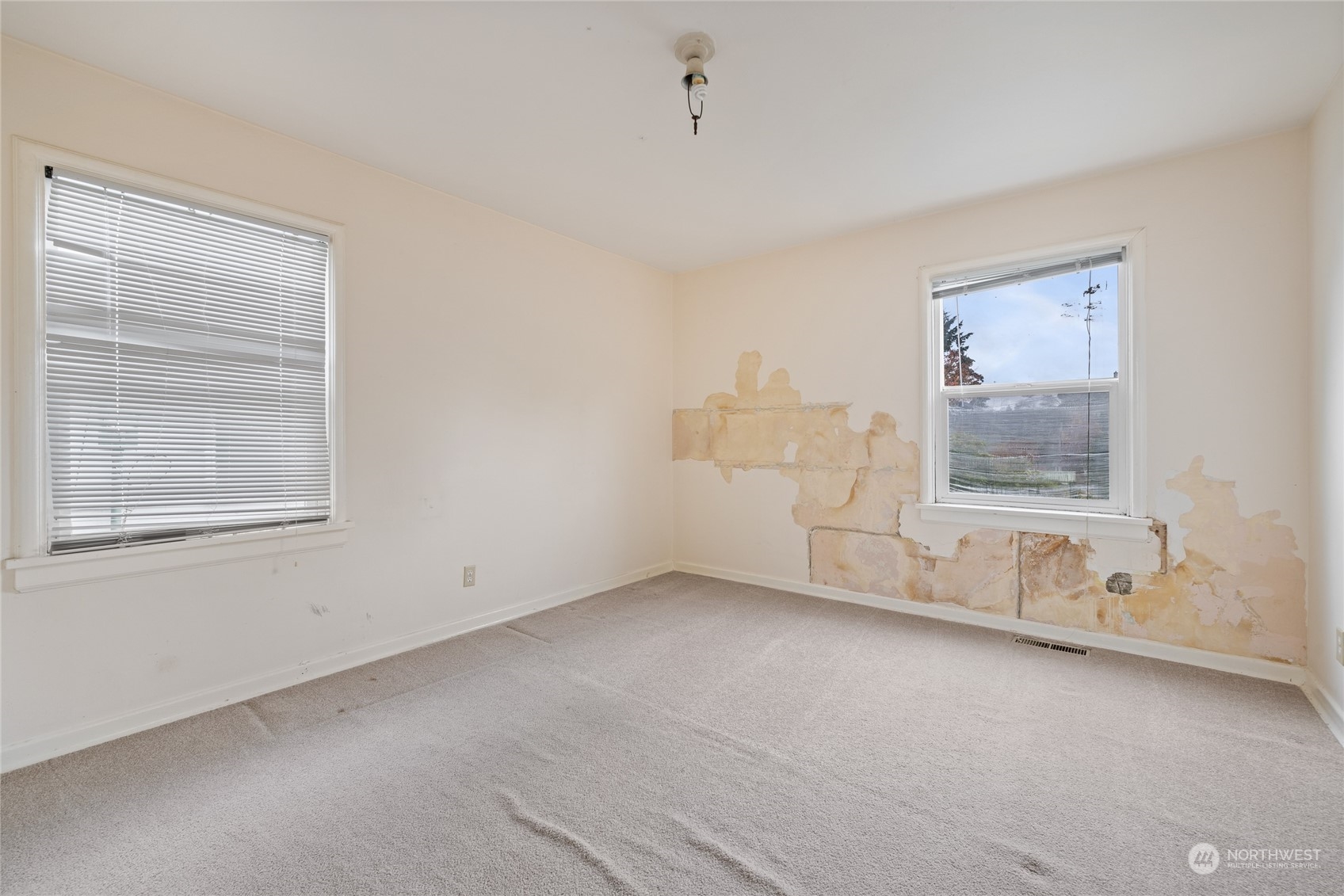 1136 Naval Avenue Bremerton, WA 98312 - Photo 10 of 34 an empty room with a window
