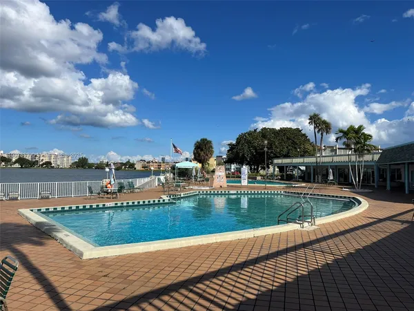$2,100 | 18601 Northeast 14th Avenue, Unit 409, Miami, FL 33179