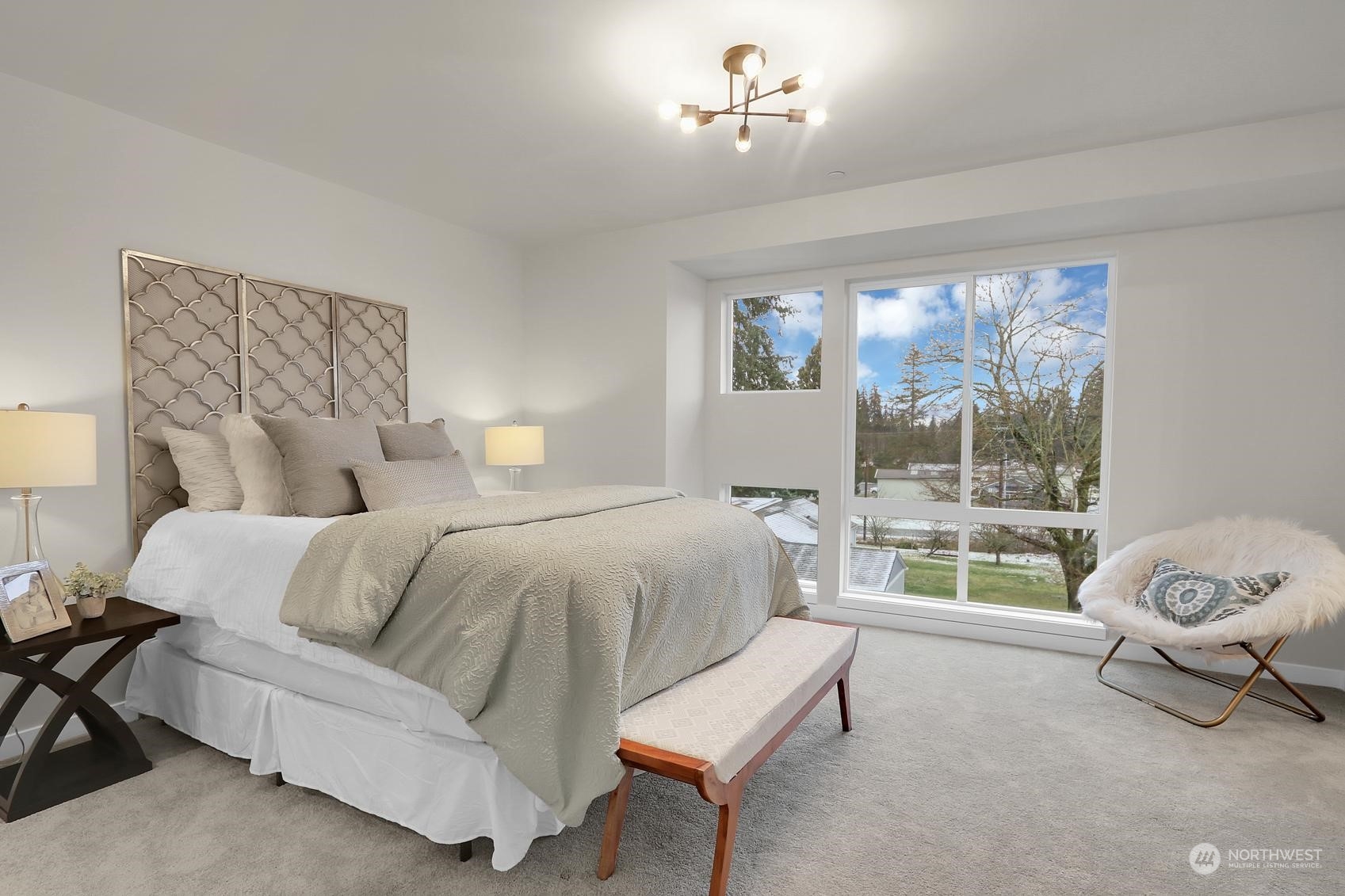 2527 Gibson Road, Unit E7 Everett, WA 98204 - Photo 12 of 21 a bedroom with a bed and a window