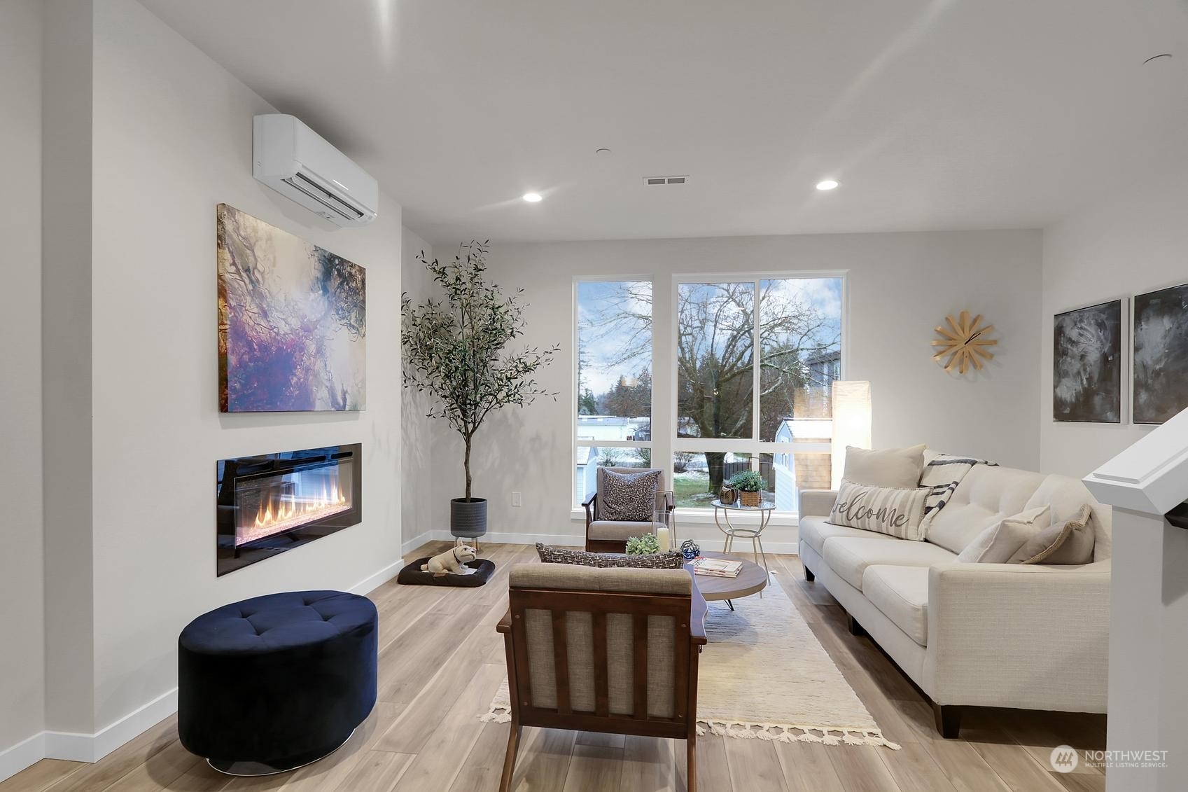 2527 Gibson Road, Unit E7 Everett, WA 98204 - Photo 2 of 21 a living room with furniture fireplace and window
