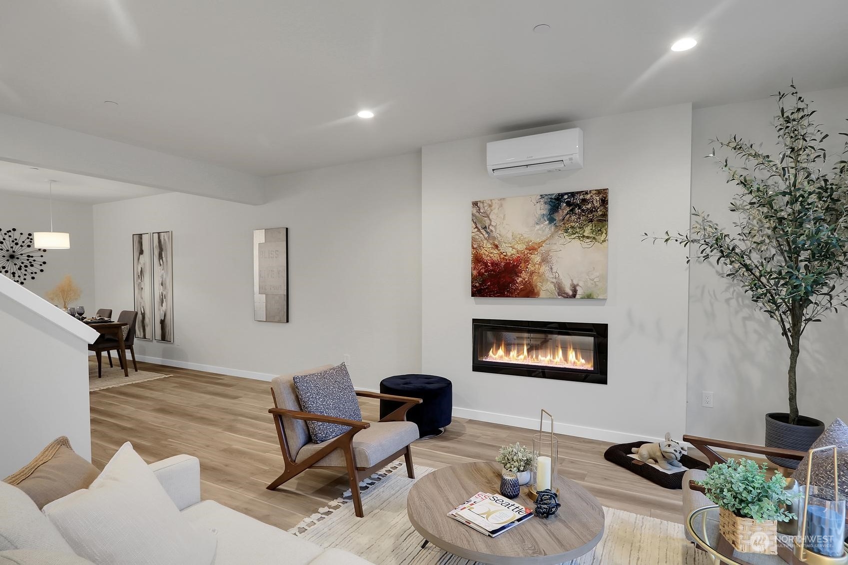 2527 Gibson Road, Unit E7 Everett, WA 98204 - Photo 3 of 21 a living room with furniture and a potted plant