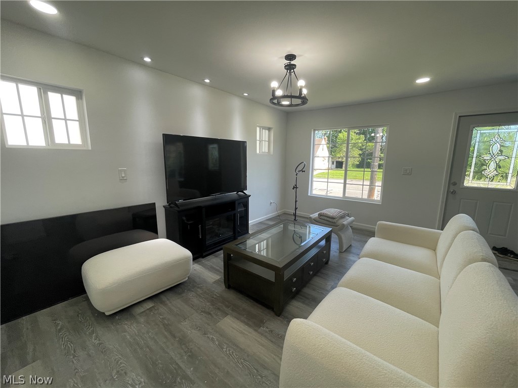 7915 Snow Road Parma, OH 44129 - Photo 11 of 44 Living Room