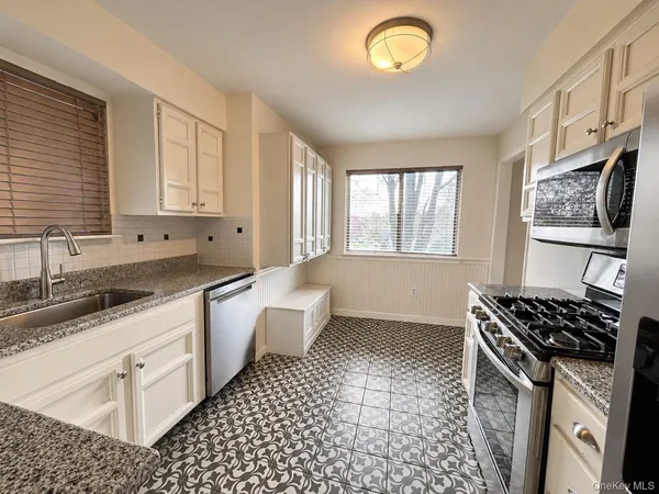 $2,500 | 10 Sycamore Drive, Middletown, NY 10940