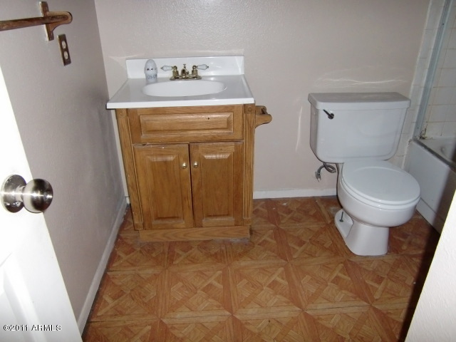 6331 West Cholla Street Glendale, AZ 85304 - Photo 6 of 7 Bathroom
