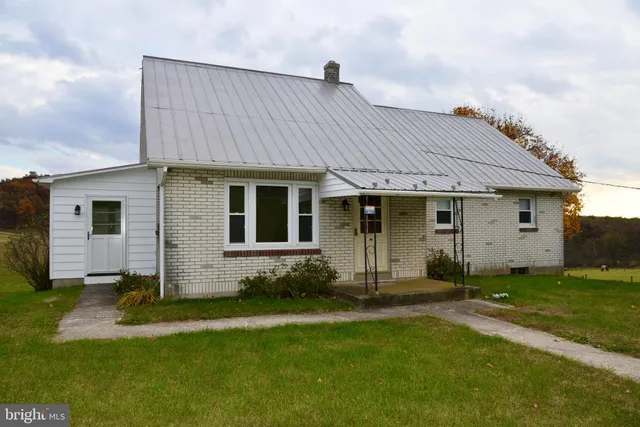 a view of a house with backyard