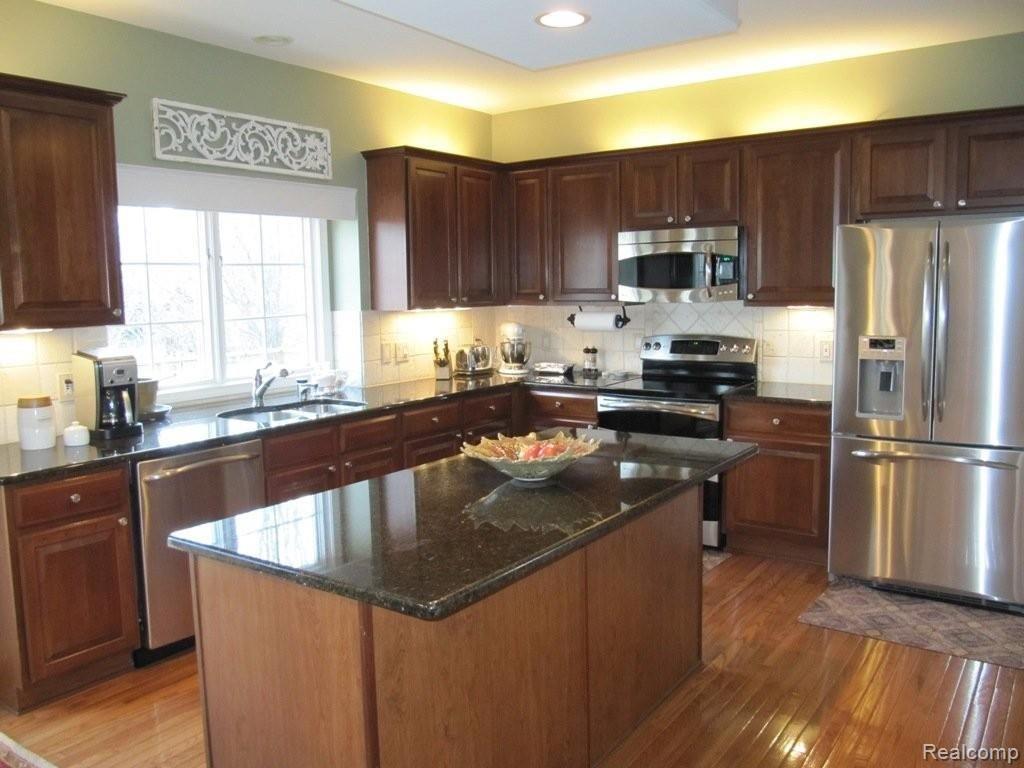 1914 Catlin Drive Rochester, MI 48306 - Photo 10 of 25 Kitchen