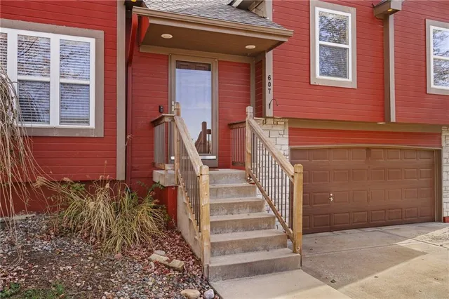 $360,000 | 607 Bradford Court, Raymore, MO 64083