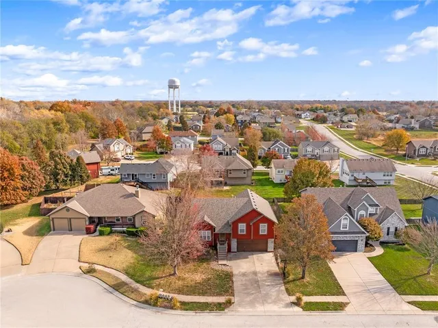 $360,000 | 607 Bradford Court, Raymore, MO 64083