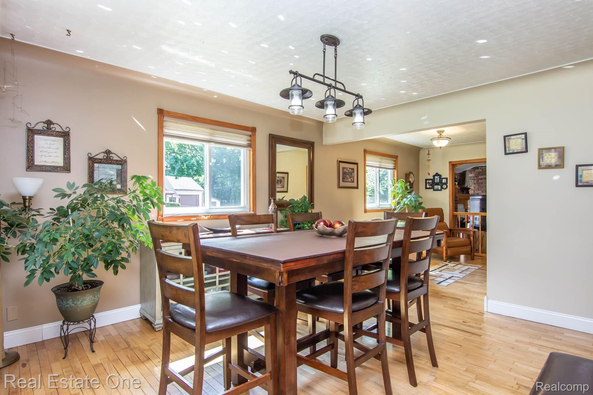 6401 Hatchery Road Waterford, MI 48327 - Photo 11 of 37 011_DiningRoom_6401Hatchery.jpg