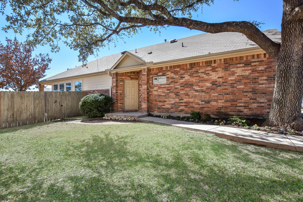 3451 Mayfield Ranch Boulevard, Unit 216 Round Rock, TX 78681 - Photo 4 of 33 a view of a back yard of the house
