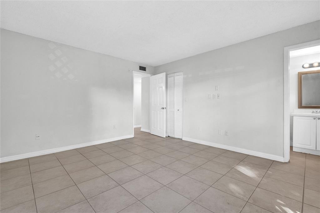 8600 Southwest 109th Avenue, Unit 4101 Miami, FL 33173 - Photo 11 of 34 a view of an empty room and entryway