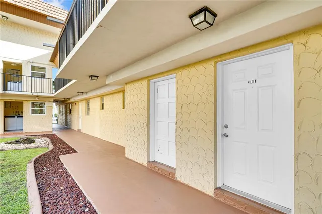 a view of entryway with livingroom