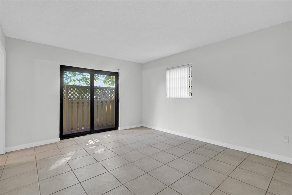 8600 Southwest 109th Avenue, Unit 4101 Miami, FL 33173 - Photo 8 of 34 an empty room with windows