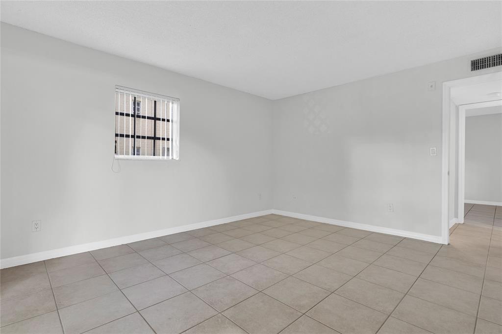 8600 Southwest 109th Avenue, Unit 4101 Miami, FL 33173 - Photo 9 of 34 an empty room with windows