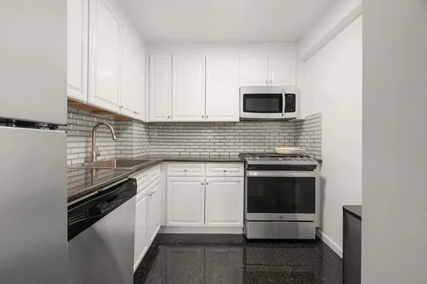 $649,500 | 400 East 77th Street, Unit 6J | Lenox Hill