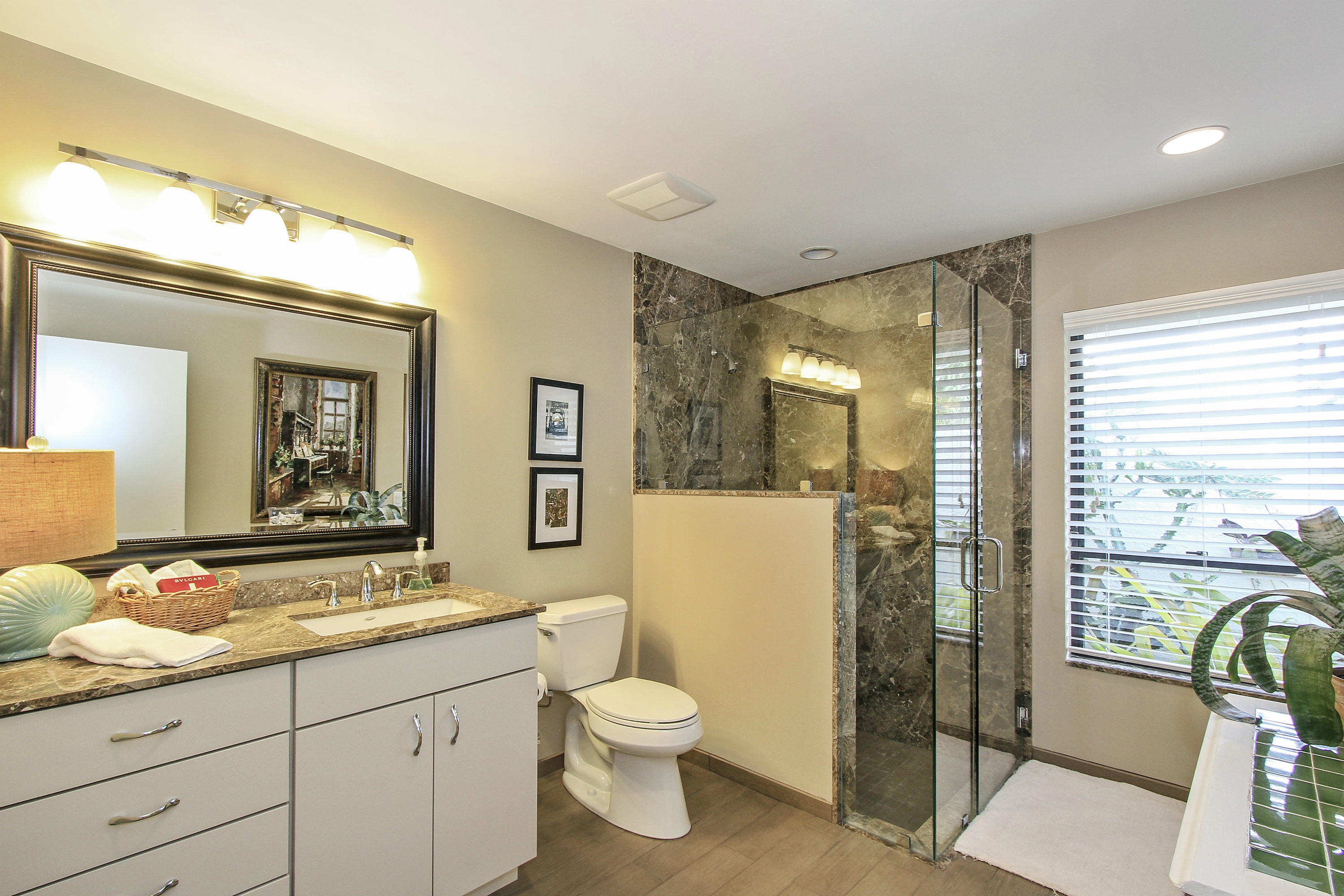 25 Rabbits Run Palm Beach Gardens, FL 33418 - Photo 8 of 22 Guest bathroom