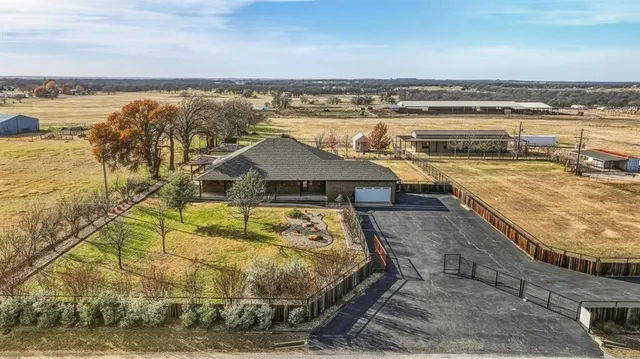 $875,000 | 904 County Road 3341, Paradise, TX 76073