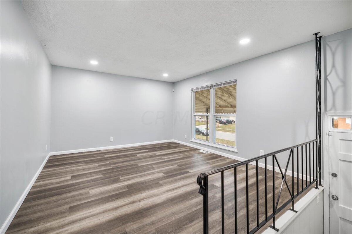 5226 Edgeview Road Columbus, OH 43207 - Photo 4 of 25 04-Living Room-5226 Edgeview Rd -008