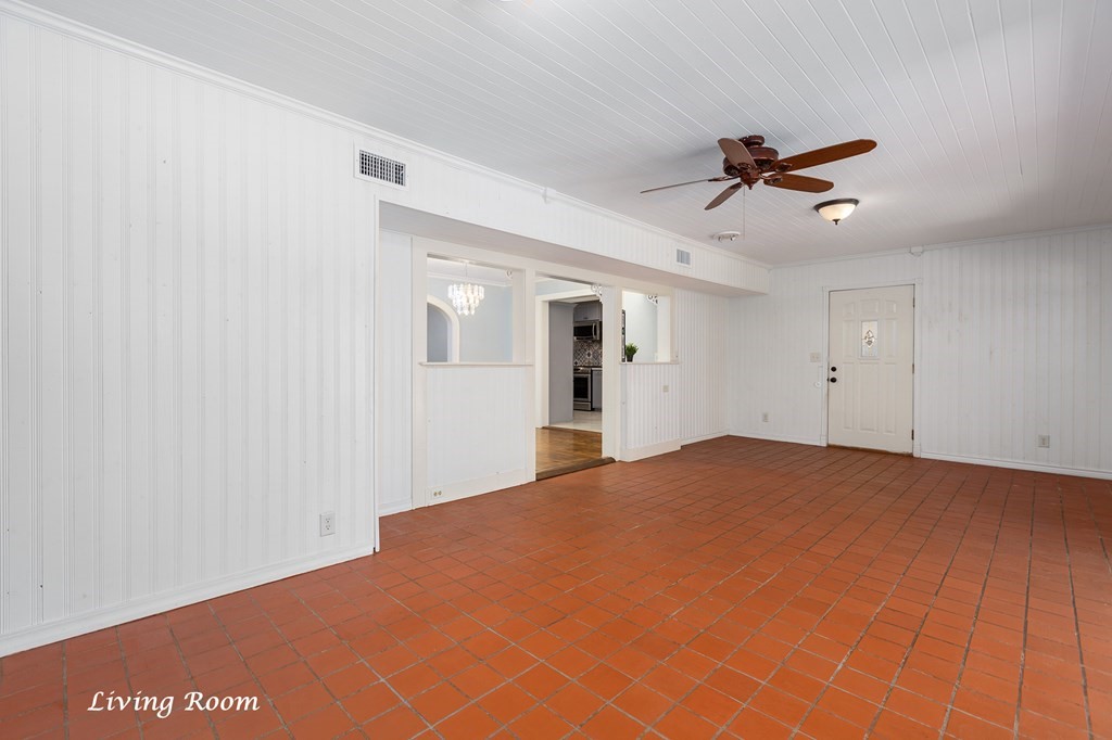 421 House Street Lufkin, TX 75904 - Photo 25 of 46 a view of a big room with closet and windows