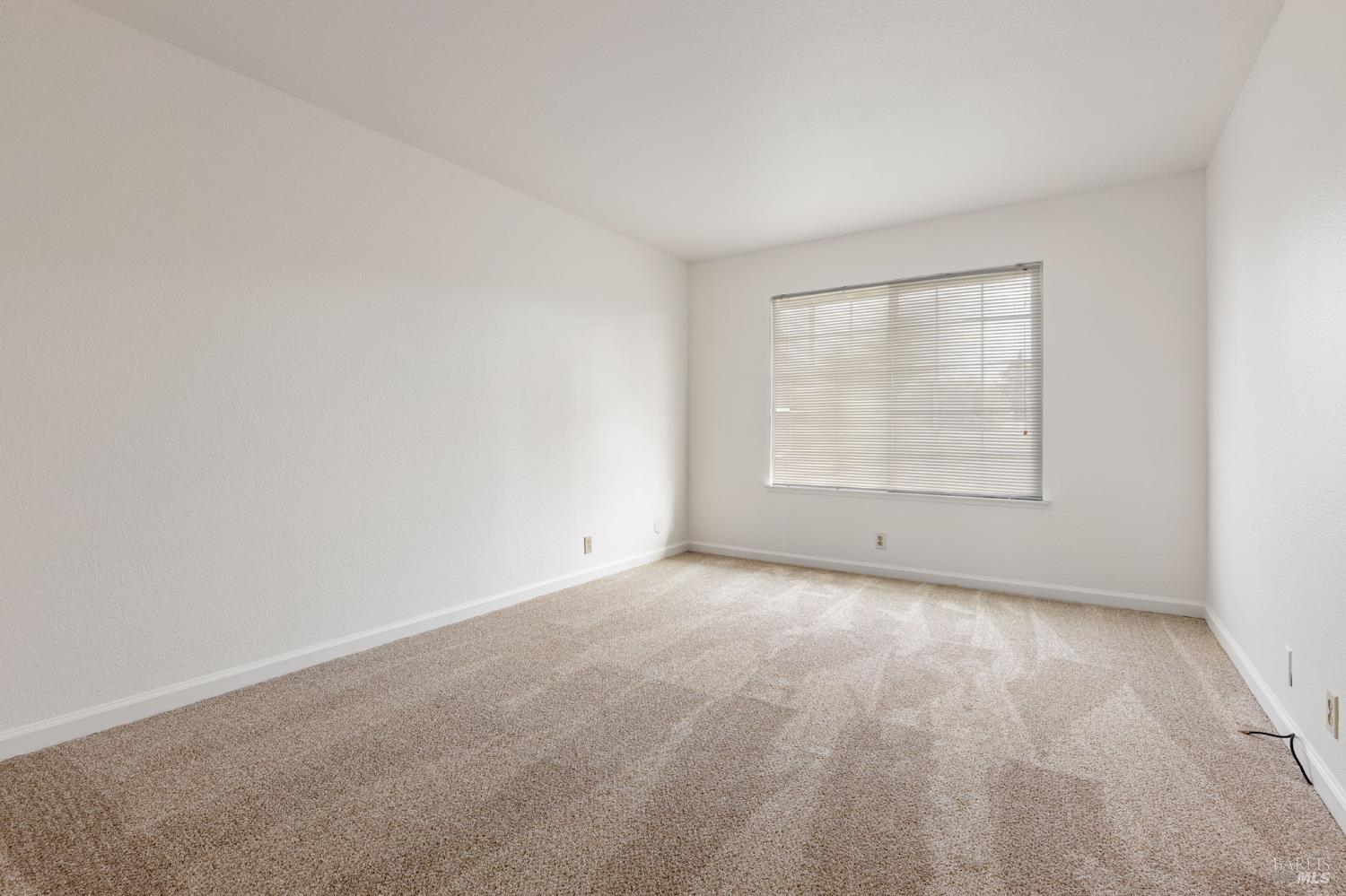 570 Berkeley Way Fairfield, CA 94533 - Photo 17 of 34 an empty room with windows